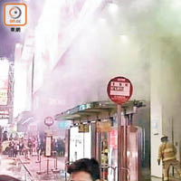 前年先達廣場一間手機店失火，濃煙湧至街道。
