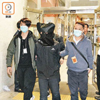 涉販毒黑漢被捕帶走。（周百燊攝）