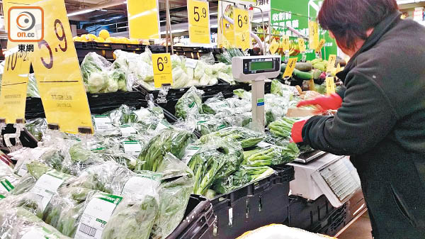 有調查指超市把蔬菜等食物包膠發售，造成浪費。（黃雄攝）
