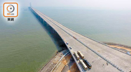 國家發改委曾稱，港珠澳大橋必須三地同步通車。