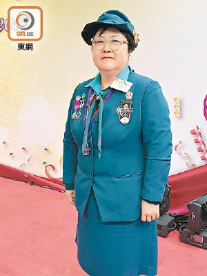 李周美枝大讚女童軍捱得，能夠無懼寒風出席大會操。（陳宛彤攝）