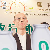 環保署被指不環保，圖為環境局局長黃錦星宣傳玻璃樽回收計劃。（資料圖片）