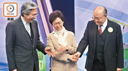 左起：曾俊華、林鄭月娥及胡國興出席特首選舉論壇時互相質詢，針鋒相對。（袁志豪攝）