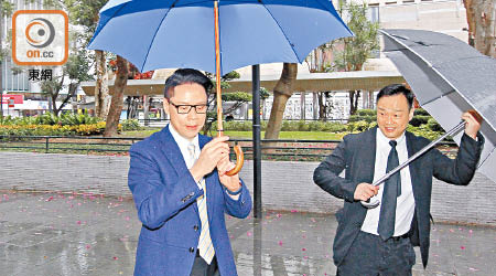 陳志雲（左）昨在王喜陪同下到庭，並稱感謝一眾朋友對他的支持。
