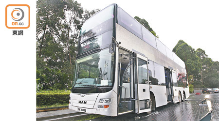 全港首輛觀光巴士餐廳「水晶巴士」今日首航，將行走港九新界多個景點。（袁志豪攝）