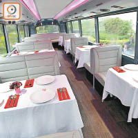 上層設有餐桌及雙人或四人座位，乘客可邊享用美食邊欣賞本港美景。