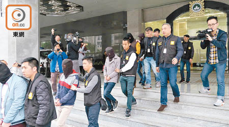 司警將十二名涉案廣西漢押走扣查。