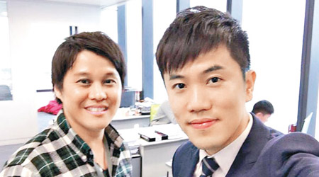 鄭松泰（右）同松尾淳一郎（左）喺立法會辦公室自拍。（互聯網圖片）