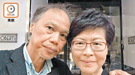 林鄭月娥（右）自爆丈夫林兆波（左）擁有英國護照，但聲言毋須放棄。（資料圖片）