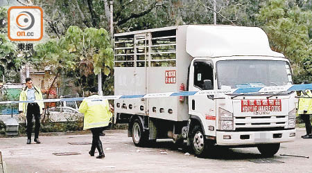 警員在車禍現場調查。（李子強攝）