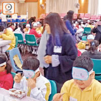 奧比斯在小學舉行「蒙眼午餐」活動，藉此提醒學童失去視力之苦。（鍾君容攝）
