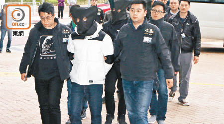 多名疑犯被押返新界南總區警察總部扣查。（陳家富攝）