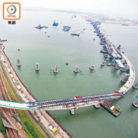 屯門至赤鱲角連接路是港珠澳大橋的分流道路，工程延誤勢影響未來交通安排。