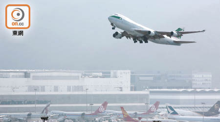 國泰航空及國泰港龍上月客量共跌百分之二點四。（資料圖片）