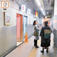 上環街市地下公廁有不少市民途經「借個方便」。