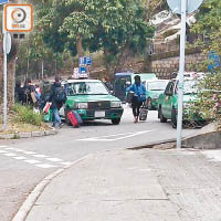 落馬洲警署附近的公眾停車場，成為「泥鯭的」招客的地方。