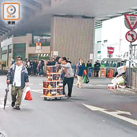 土瓜灣<br>在九龍城道，商戶在行車路面以卡板盛貨，阻礙行車。