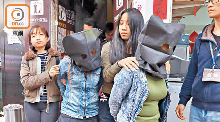 兩名涉案印尼女子被帶署。（左錦鴻攝）