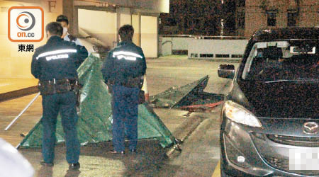 警員用帳篷蓋着死者遺體。（周百燊攝）