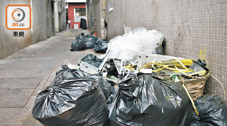 有市民質疑當局難以檢控違規亂棄家居垃圾的市民。（資料圖片）