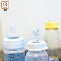 嬰兒奶樽產品琳琅滿目，惟本港並無強制嬰幼兒產品的包裝必須標示產地來源。