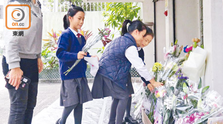 學生在消防局外獻花。（林珮淇攝）