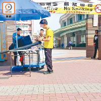 天悅輕鐵站<br>流動回收站職員拒收衣服、膠樽及玻璃樽。