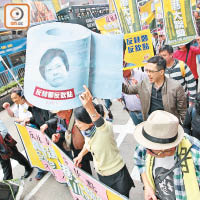 有示威者曾手持廁紙道具，諷刺林鄭曾發表「無廁紙論」。