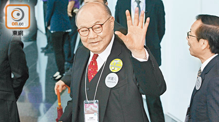 三位特首候選人之中，胡國興最遲一個抵達會展投票站拉票。