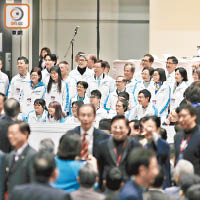 曾俊華競選團隊穿上以白色為主調、手袖位置配有藍色的風褸。