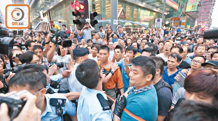 近年香港社會嚴重撕裂，怨氣沖天。