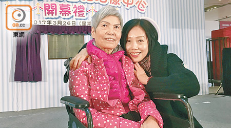 區婆婆（左）中風出院後，因行動不便無法找到言語治療服務。（關琛詩攝）
