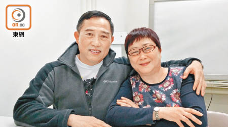 徐太與丈夫十分感激善心人捐出眼角膜，改變了徐太的人生。（鍾君容攝）