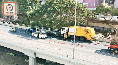 垃圾車與私家車相撞。（讀者提供）