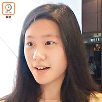 李小姐（中學生）：「佢哋擺啲枱出去行人天橋就唔應該，同埋好多時有蓋地方都有人食煙，控煙辦有必要加強執法。」