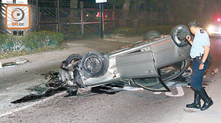 肇事辣跑失事四輪朝天，警員到場調查。（黃永健攝）