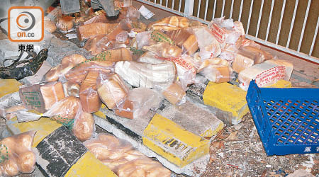 數十袋麵包棄於車場地上。（胡德威攝）