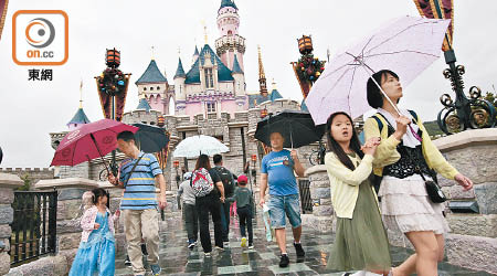 香港迪士尼樂園近年出現虧損，希望齊與港府注資擴建。