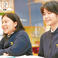 中五的陳綽儀（右）有讀寫障礙，本來害怕中文字，如今克服了，更陪伴學妹讀書。