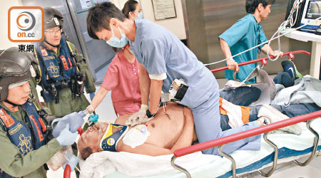 行山猝死男子送院時不斷由醫生進行急救。（吳嘉誠攝）