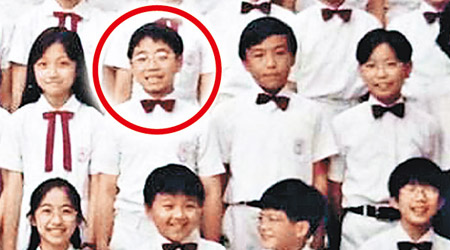 小學雞陳岳鵬（紅圈示）已經有招牌露齒嘅笑容。（互聯網圖片）