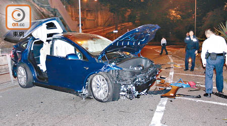肇事Tesla嚴重撞毀，車頭撞至面目全非。