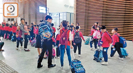 不少跨境學童每日要花幾小時穿梭兩地返學，有家長考慮在新措施下返回深圳讀書。（黃少君攝）