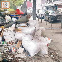 荔枝角<br>宣道國際學校地盤外充斥建築廢料，未有人處理。