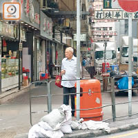 長沙灣<br>昌華街及福榮街交界的垃圾桶旁仍堆放了建築廢料。