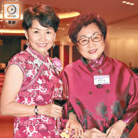 中華出入口商會婦委主席楊靜（左）着上名師設計嘅花花旗袍，裕華國貨後人陳余小春（右）則穿暗紅繡花唐裝外套，各有一番美態。