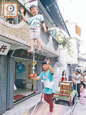 飄色巡遊為太平清醮重頭戲，今年有兩台會扮演下任特首林鄭月娥。