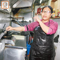 點心店女店東講述被人取刀經過。