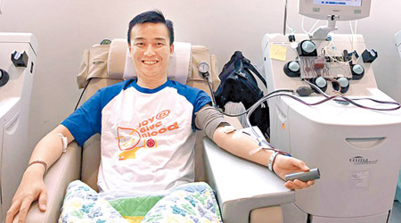 余偉堅已成為捐血常客，廿四年內捐血超過二百次。（政府新聞處圖片）