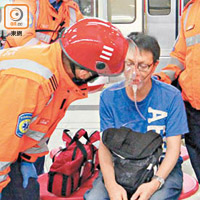 一名男乘客不適，由救護員急救送院。（郭垂垂攝）
